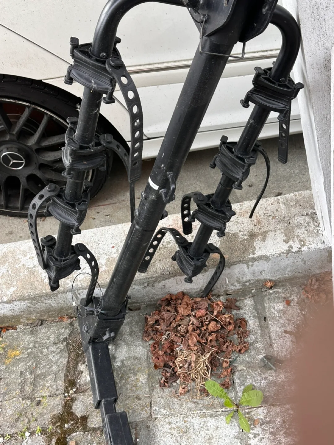 Used 4-Bike Hitch Mount Rack image indicator(2)