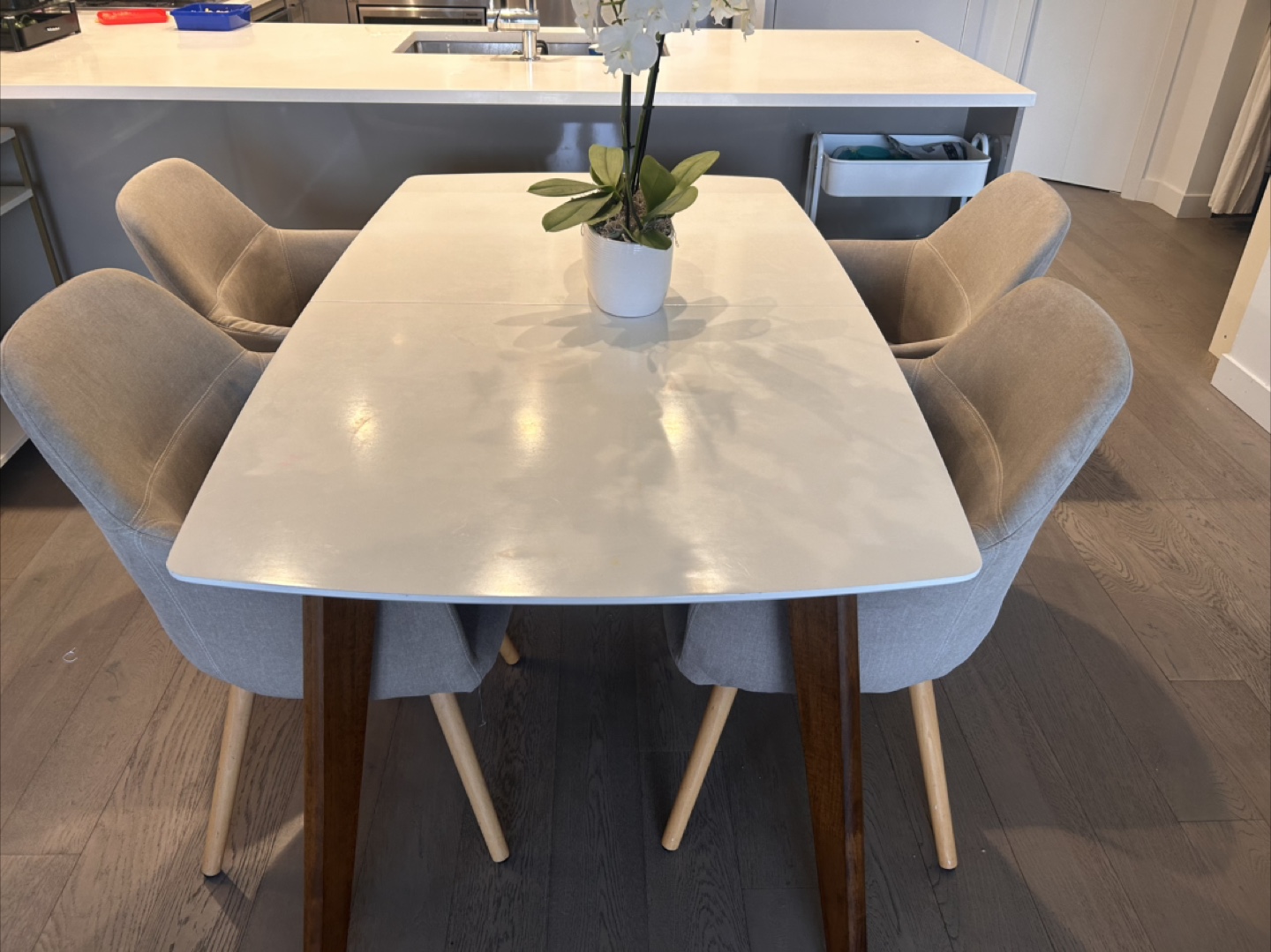 Set of 4 dining chairs