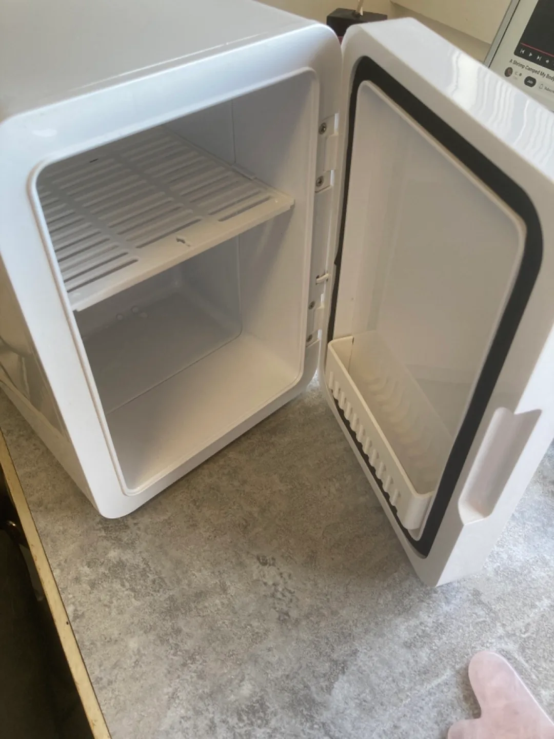 Mini Fridge with Illuminated Mirror image indicator(5)