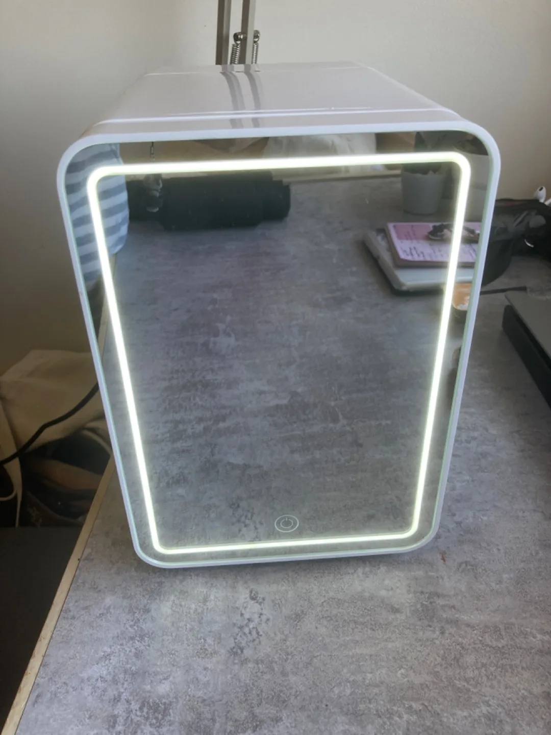 Mini Fridge with Illuminated Mirror image indicator(4)