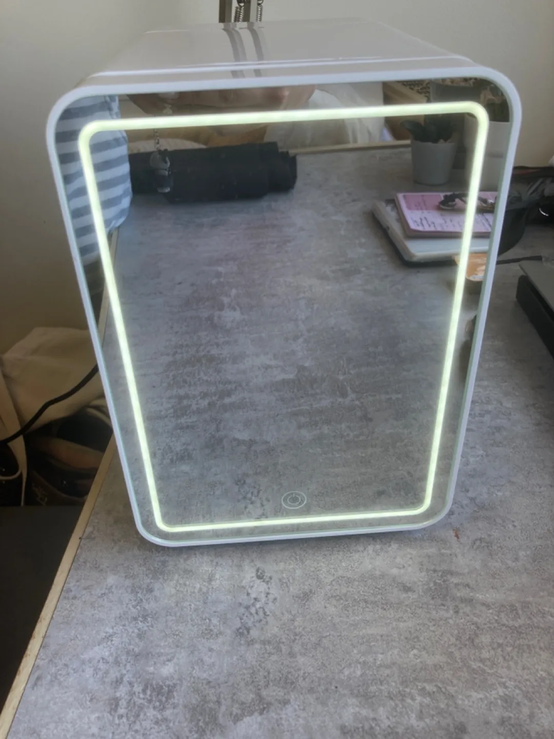 Mini Fridge with Illuminated Mirror image indicator(3)