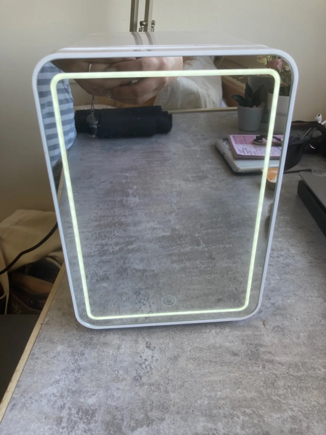 Mini Fridge with Illuminated Mirror image indicator(2)