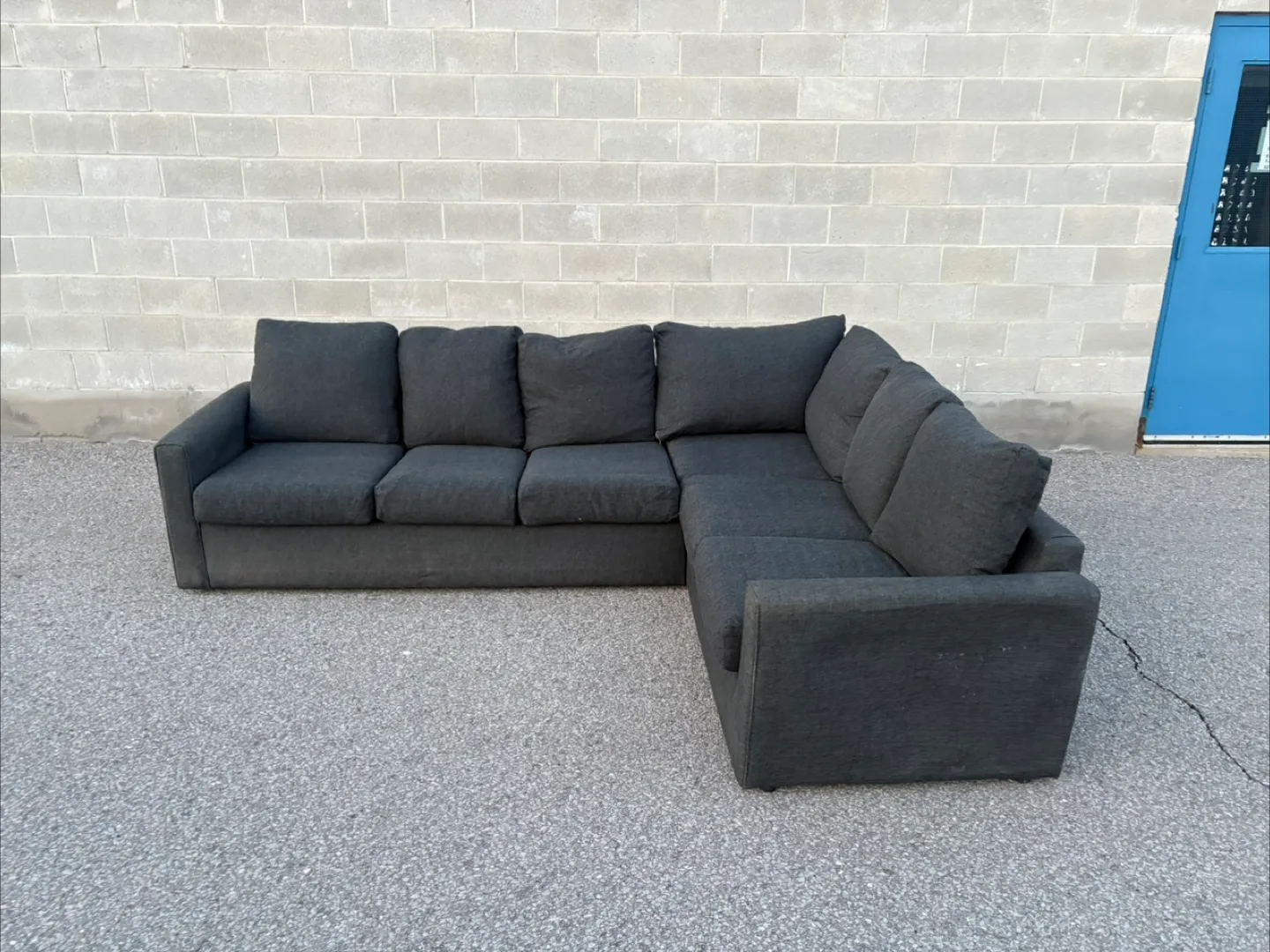 FREE DELIVERY✅• GREY LARGE SECTIONAL COUCH / SOFA w/ PULLOUT BED thumbnail