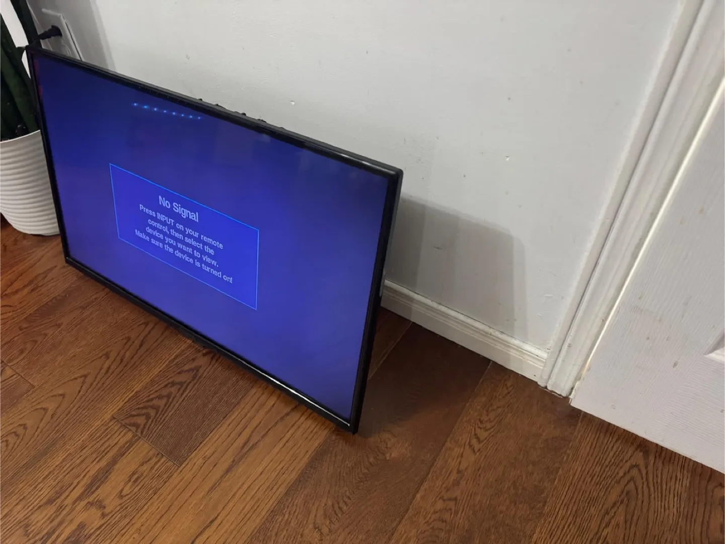 Insignia TV 32 inch model: NS 32D220NA18 CA$80 thumbnail