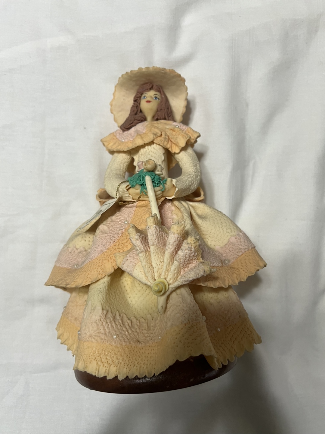Vintage Collectible Lady Figurine - photo 2