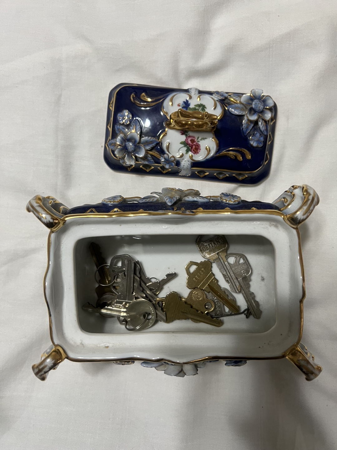 Vintage Porcelain Trinket Box with Floral Design - photo 3