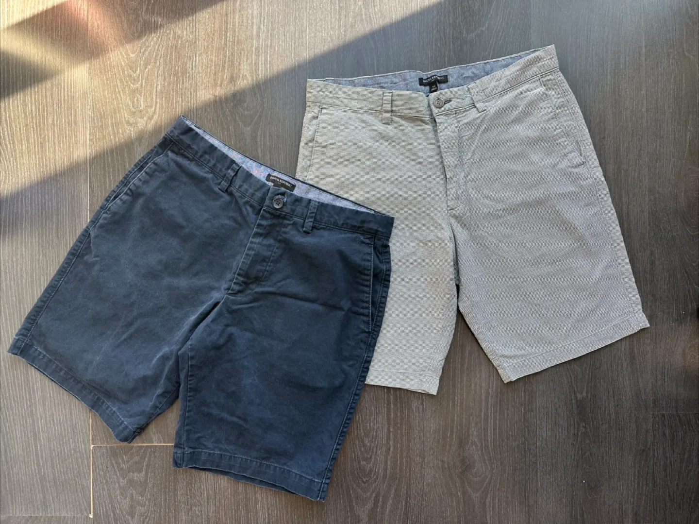 Banana Republic Men's Shorts 9” - Size 33 thumbnail