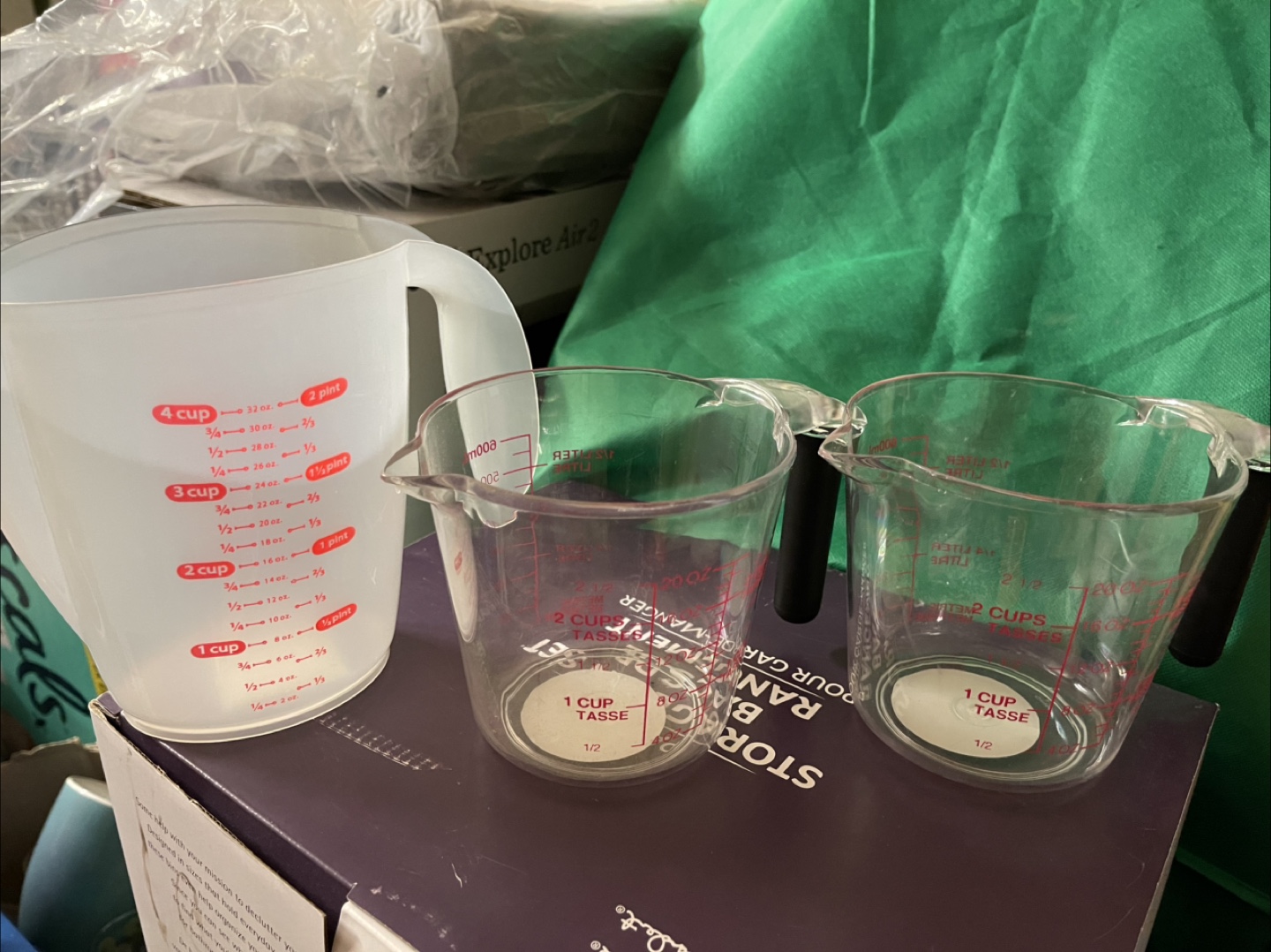 Set of three plastic measuring jugs 🏒