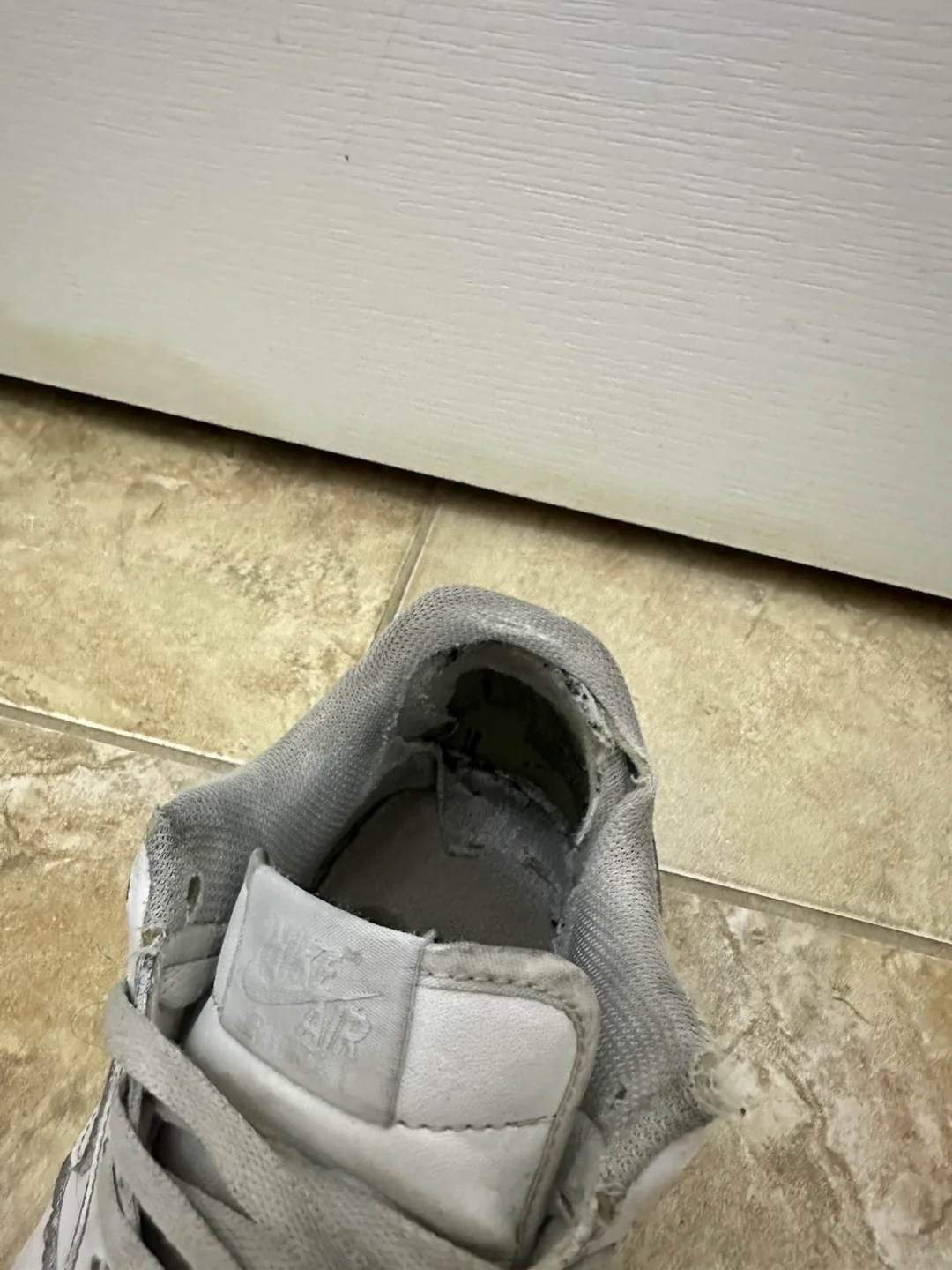 White Nike Air Force 1 Sneakers image indicator(3)