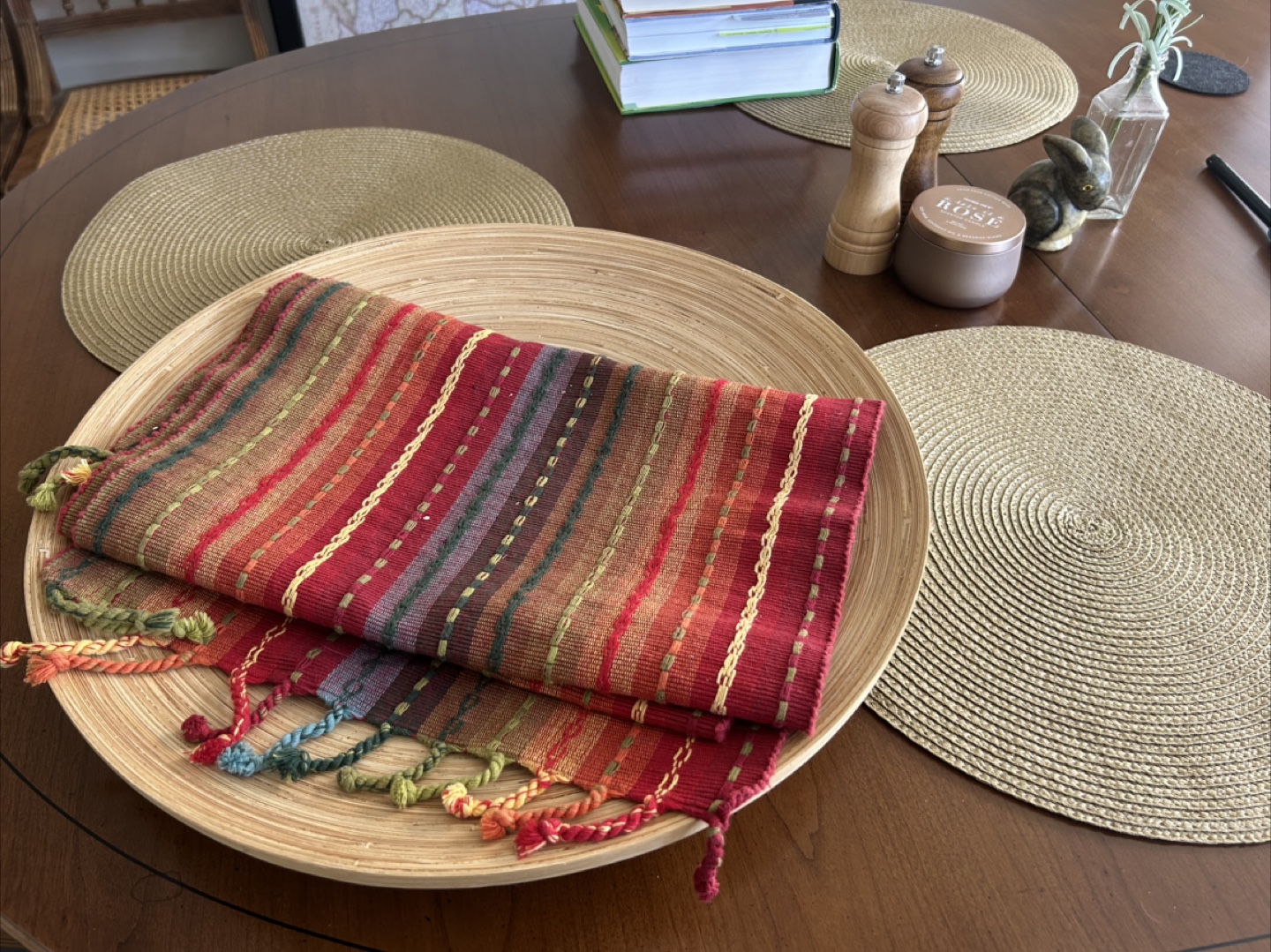 Decorative plate with table runner