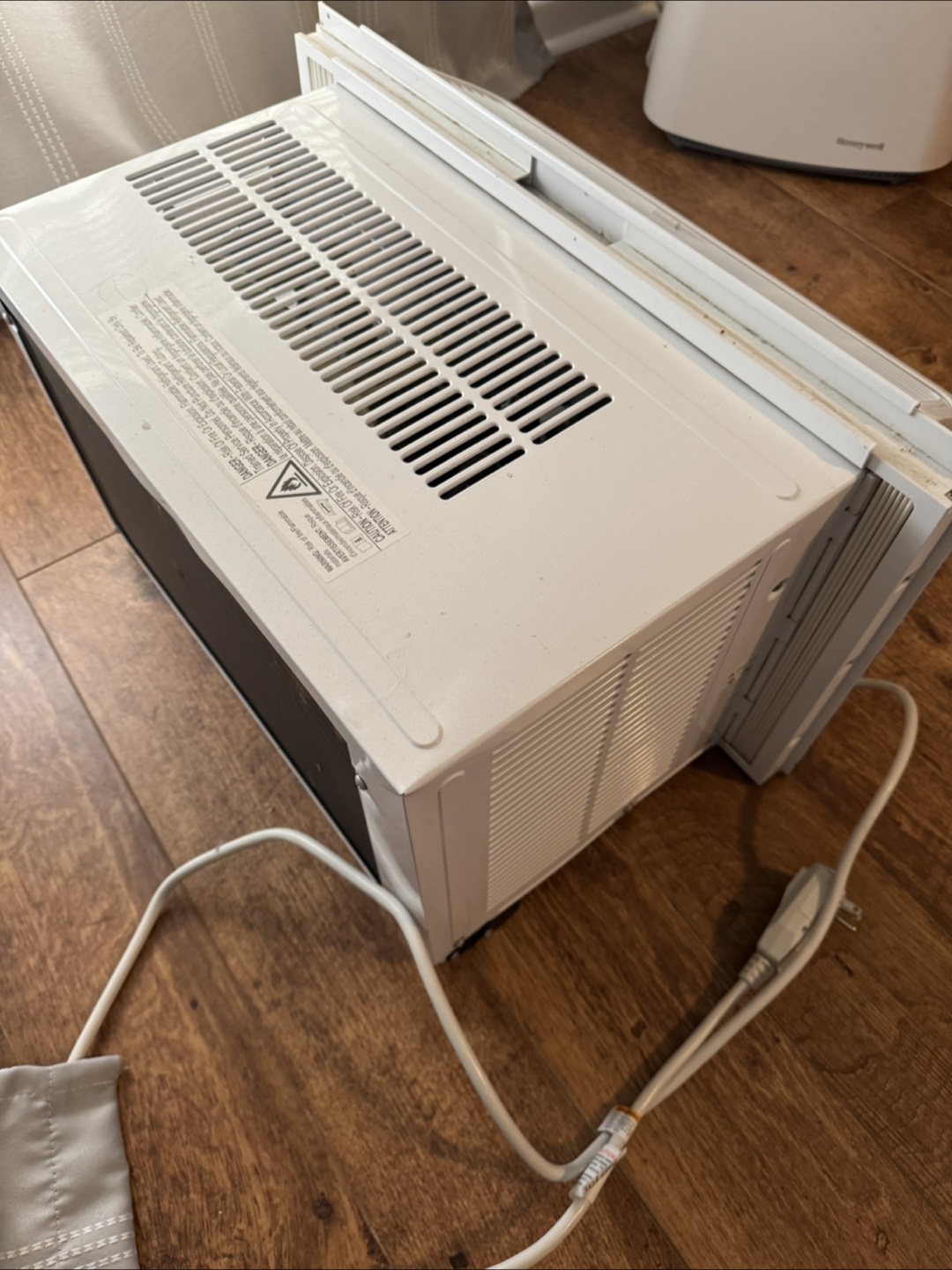 Gree Window Air Conditioner- 8000 BTU - photo 5