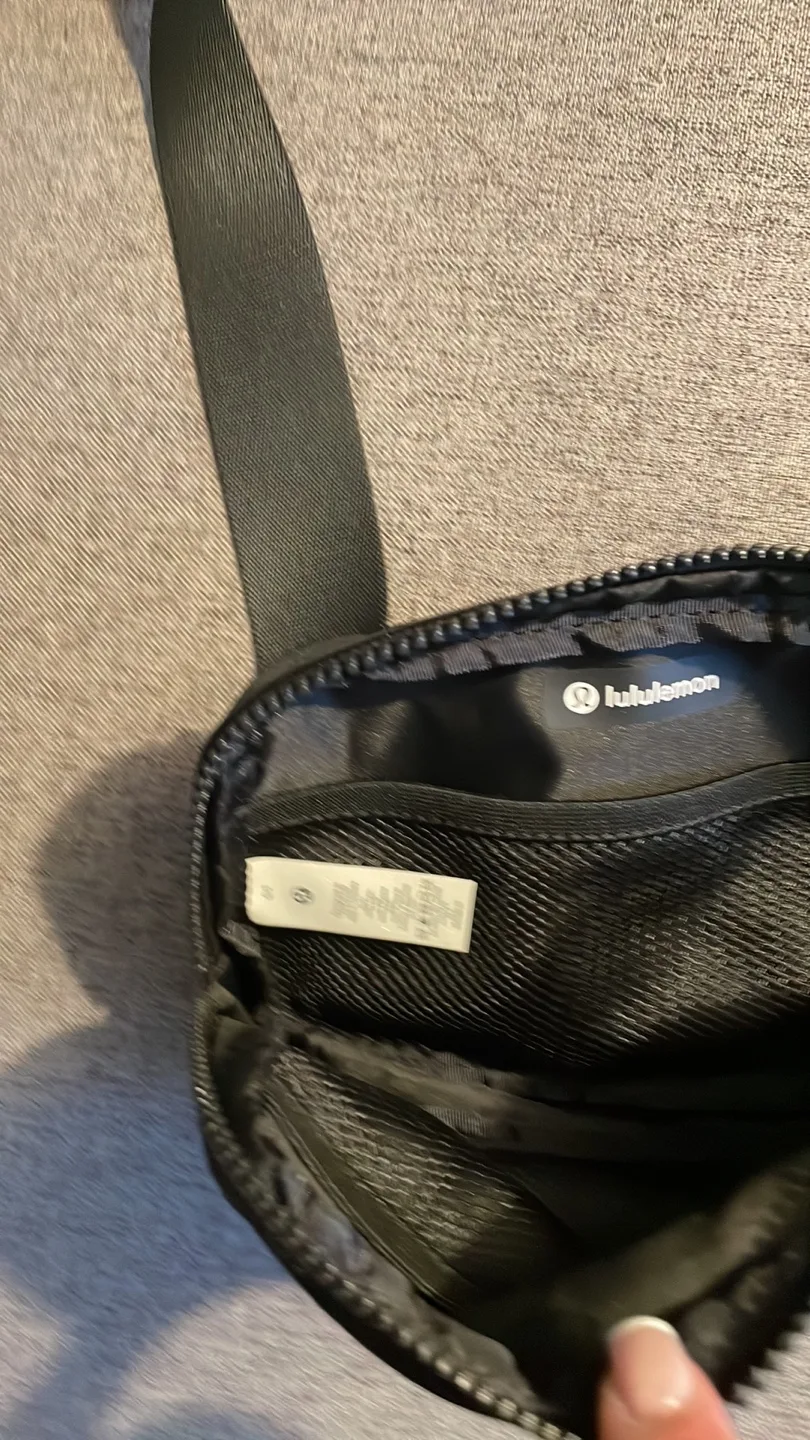 Lululemon Black Belt Bag image indicator(4)