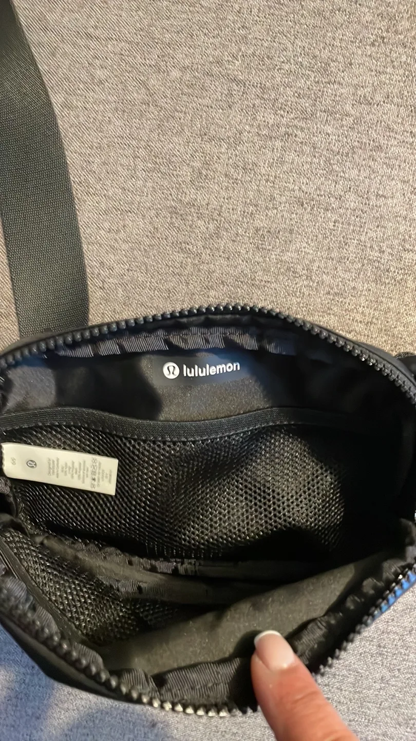 Lululemon Black Belt Bag image indicator(3)