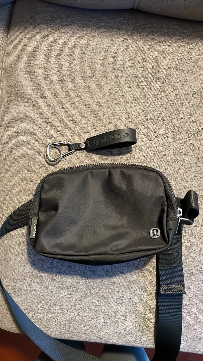 Lululemon Black Belt Bag image indicator(7)