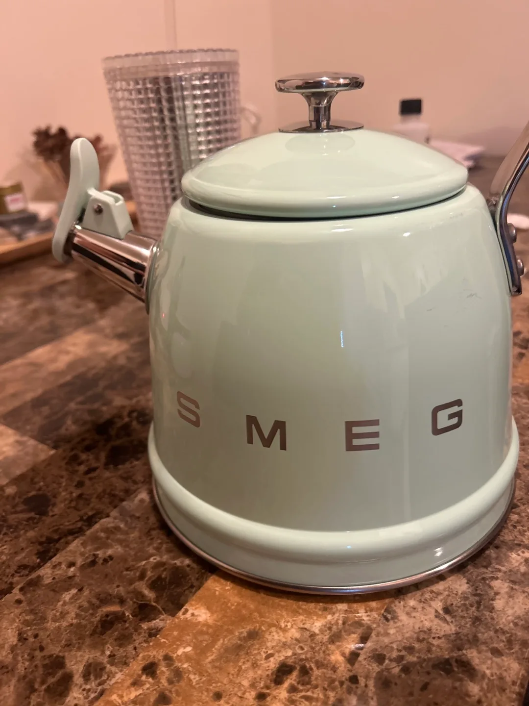SMEG Pastel Green Kettle thumbnail