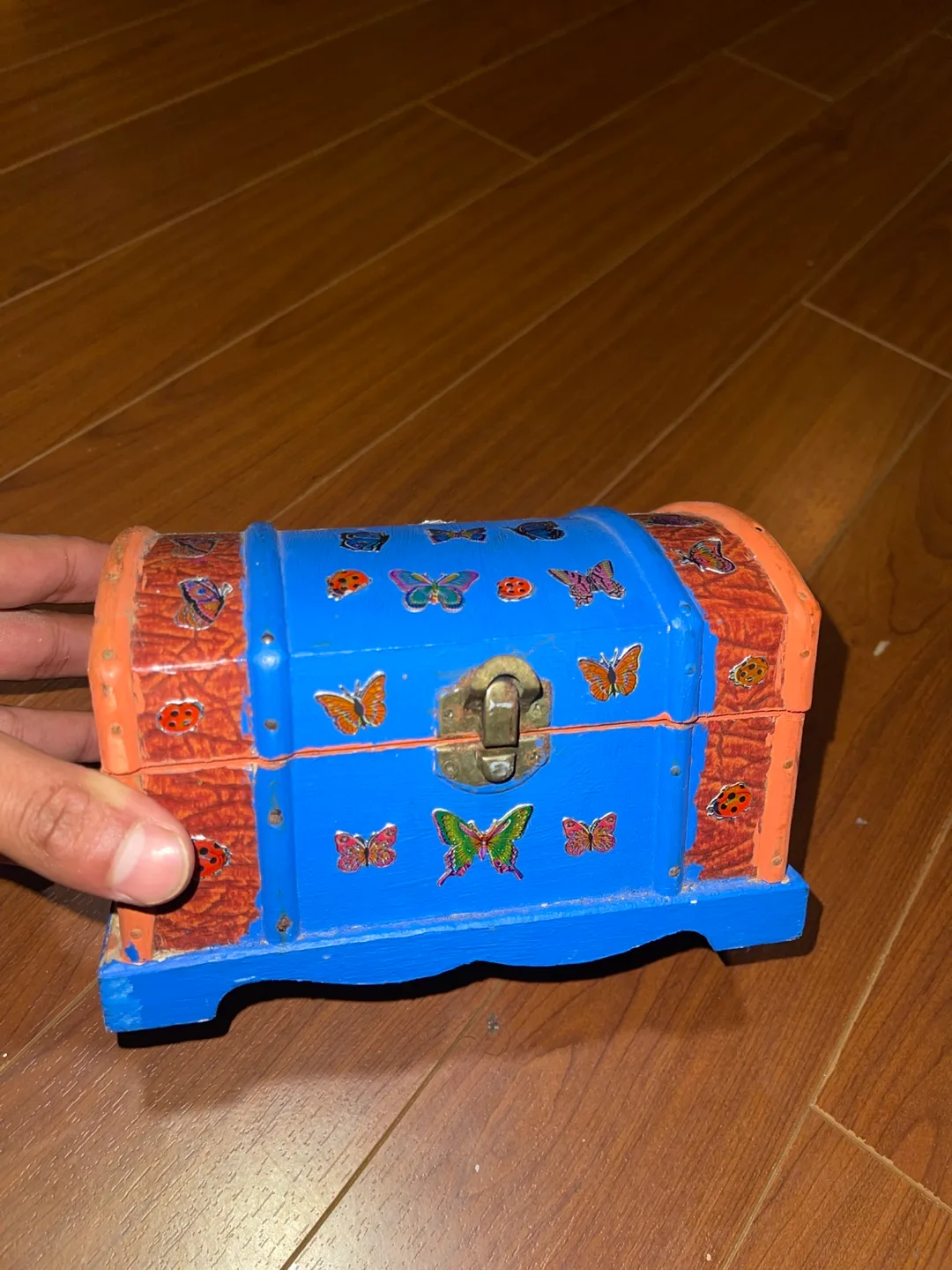 Hand-painted wooden treasure chest image indicator(2)