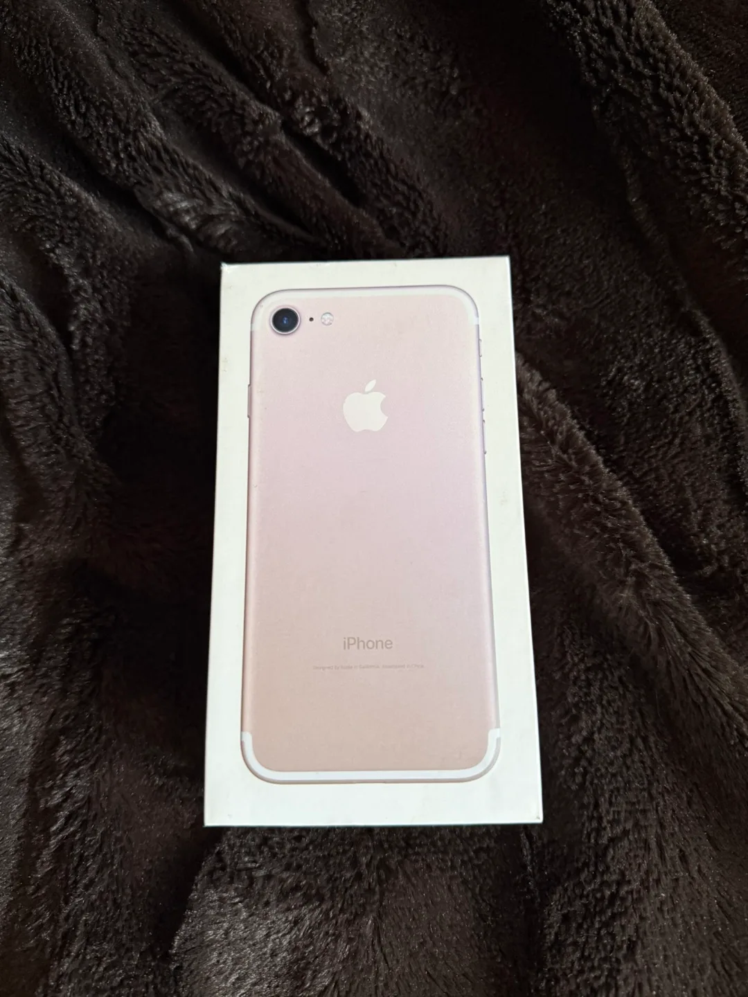 Rose Gold iPhone 7 - 32GB - Cracked Screen thumbnail