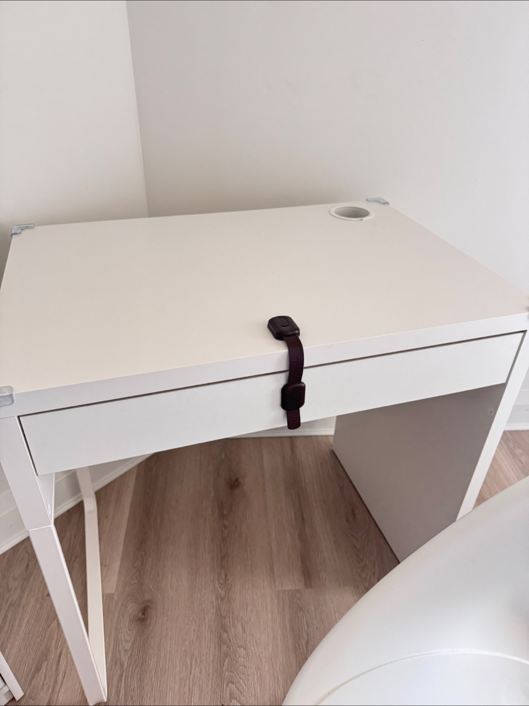 IKEA MICKE WHITE DESK AND CHAIR - photo 3