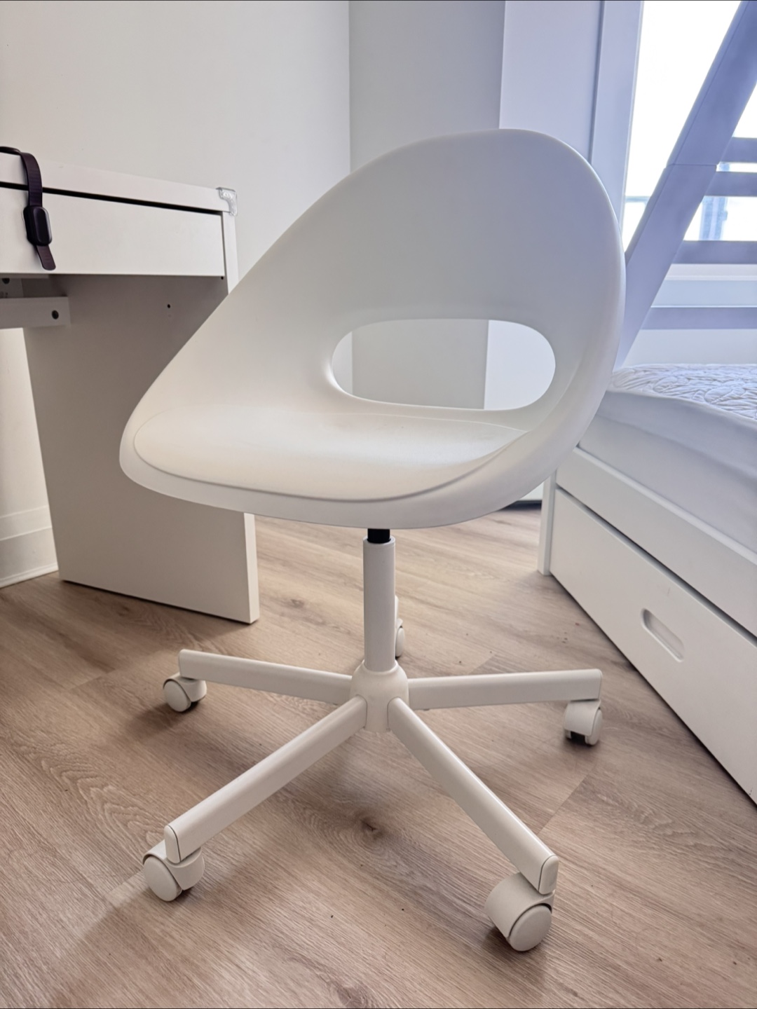 IKEA MICKE WHITE DESK AND CHAIR - photo 2