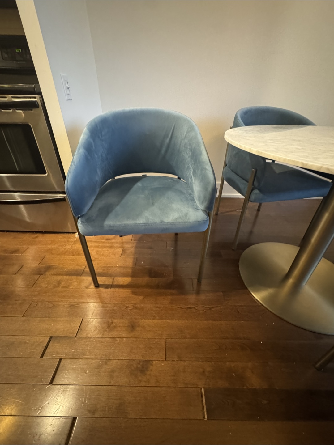 Round Marble Dining Table with Four Blue Velvet Chairs - photo 3