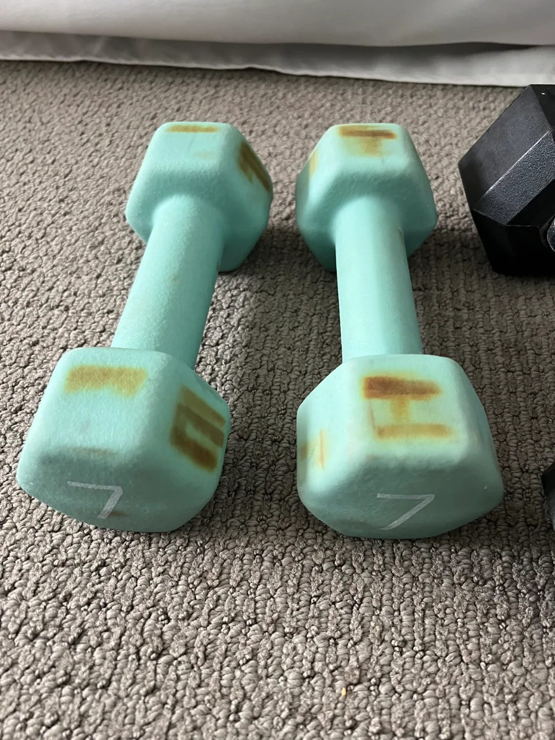 Pair of 7lb and 10lb Dumbbells image indicator(3)