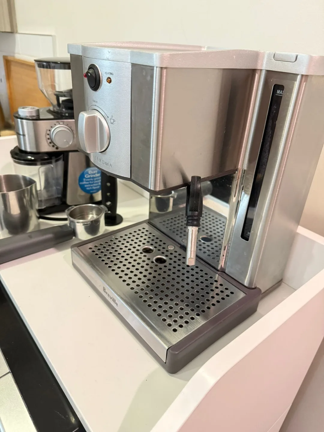 Breville Cafe Roma Espresso Machine with Burr Grinder image indicator(6)