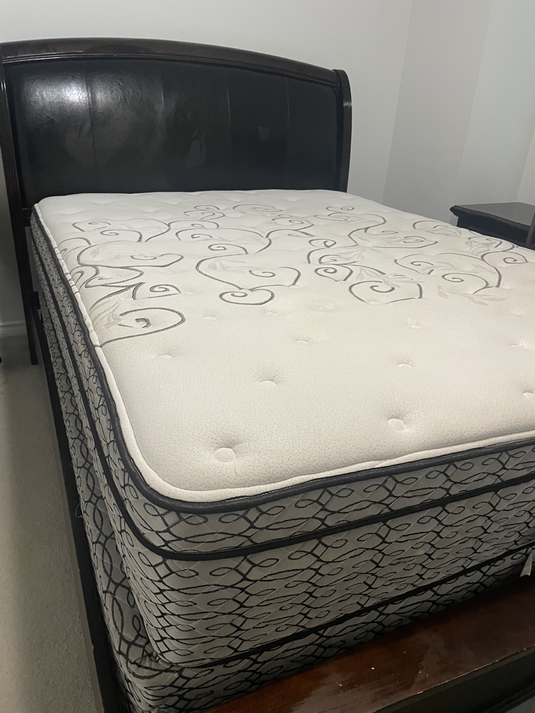 Bedroom Set: Queen Bed Frame - photo 4