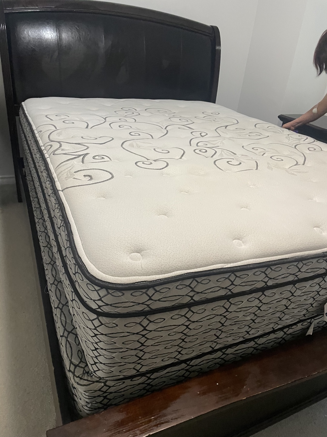 Bedroom Set: Queen Bed Frame - photo 3