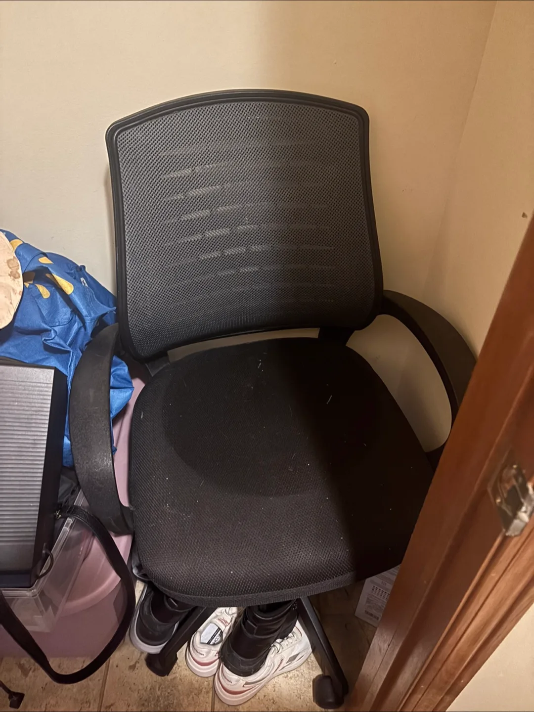 Black Mesh Office Chair thumbnail