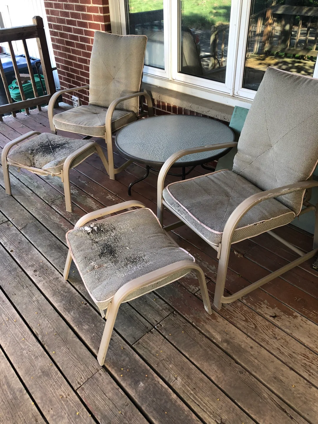 FREE patio set, chairs and table in good condition. thumbnail