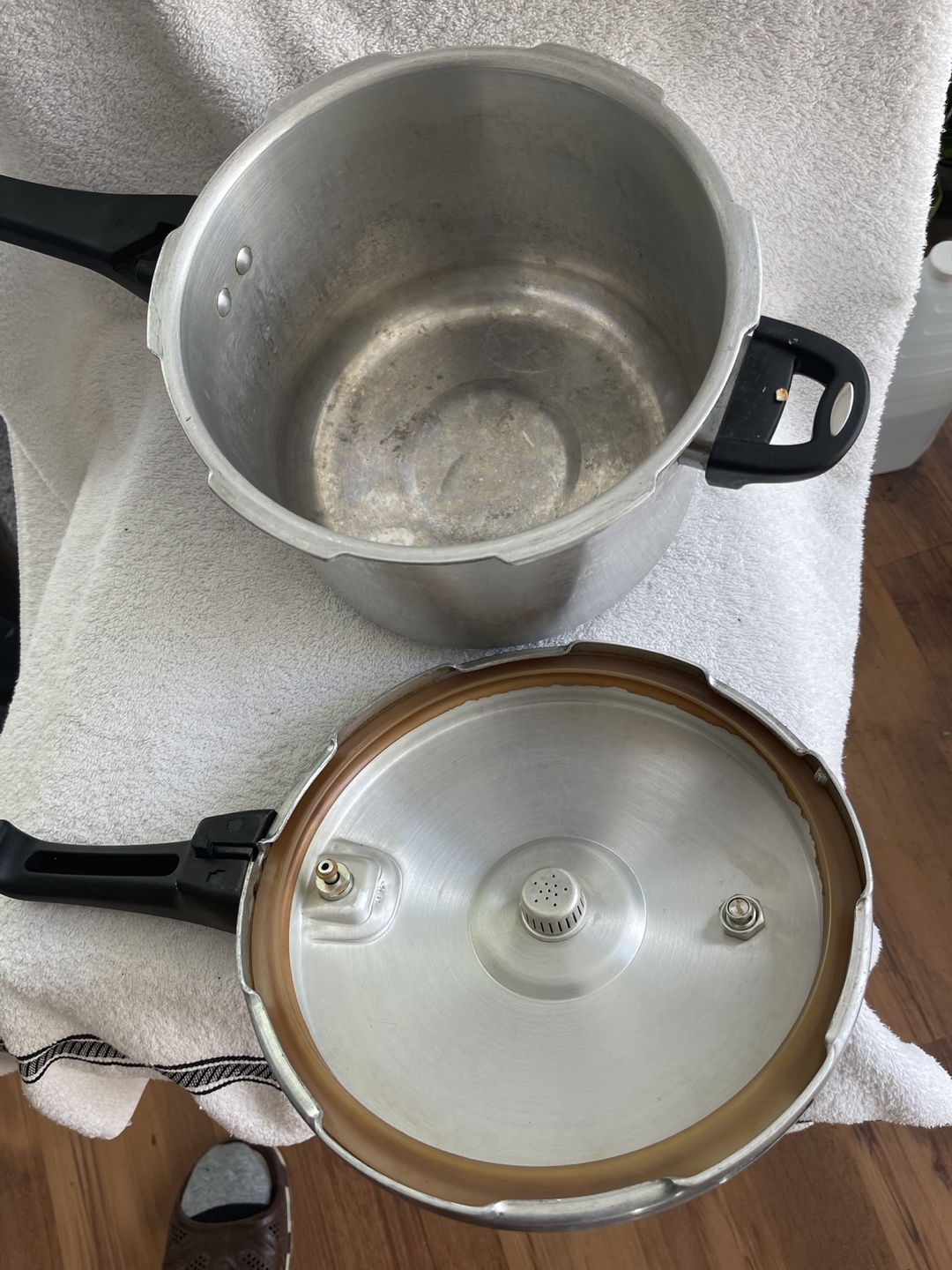 Pressure cooker