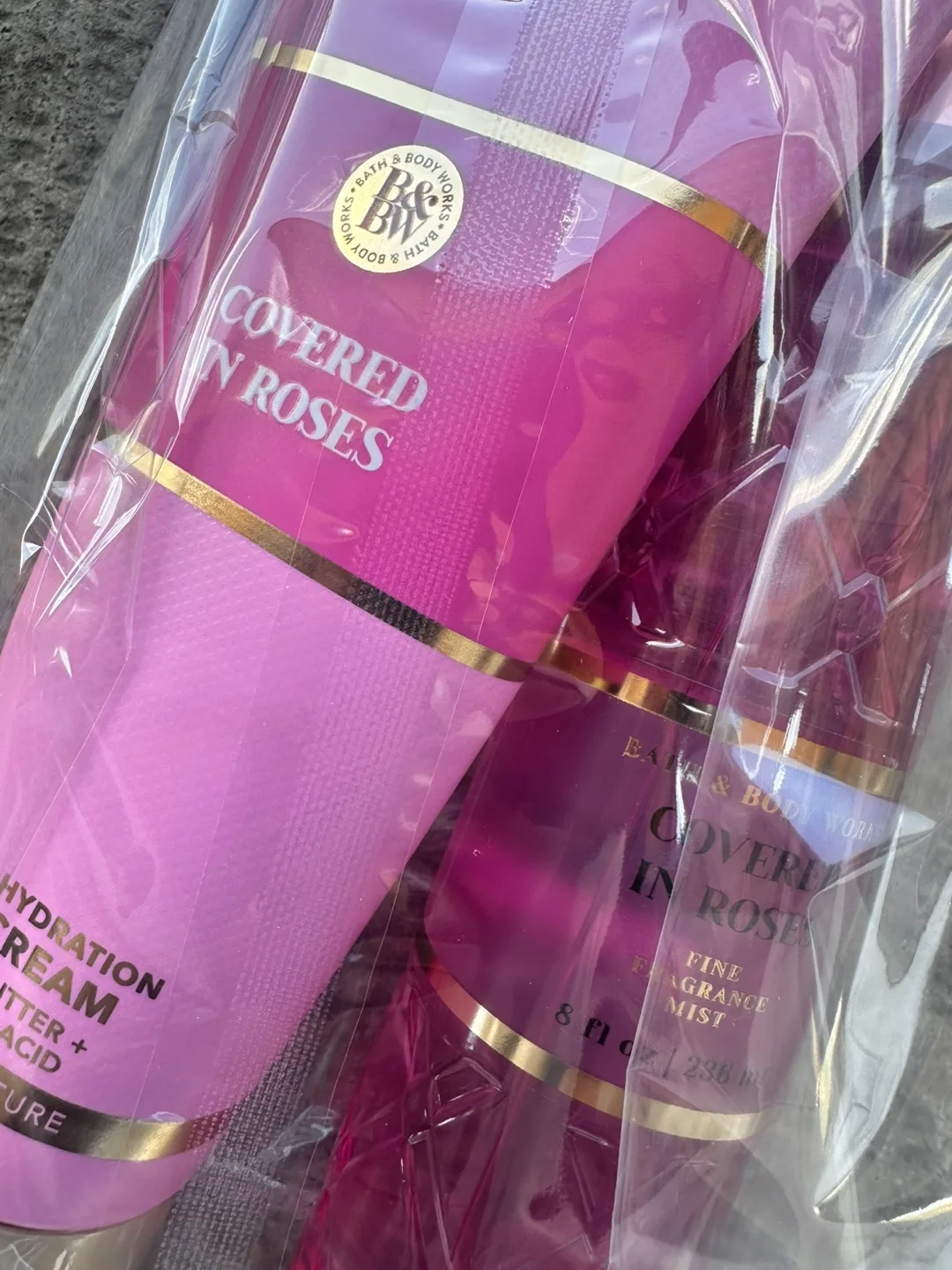 #MothersDay Gift Set Bath & Body Works Covered in Roses image indicator(2)