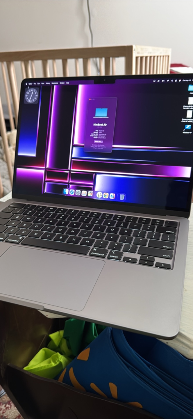 MacBook Air M2 8GB RAM - 28 charging cycles only