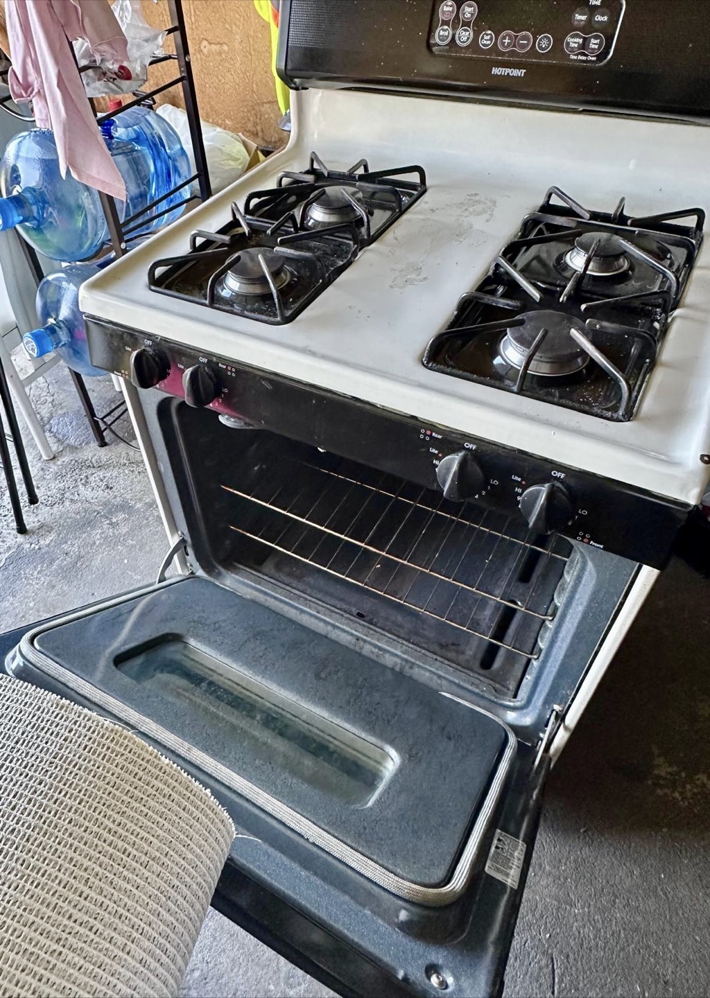 Hotpoint Gas Range - photo 4