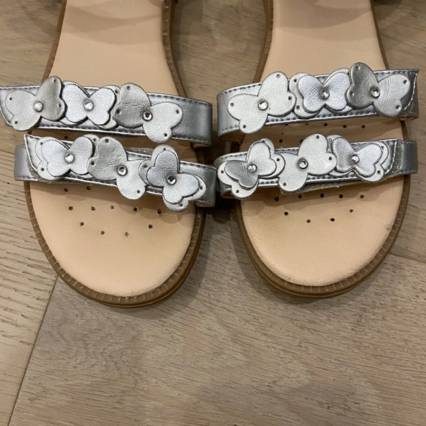 Size 4/36 girls silver Geox sandals image indicator(2)
