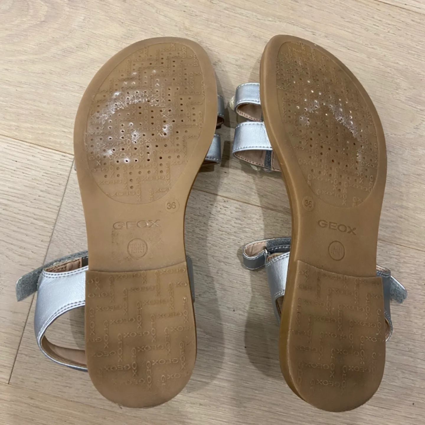 Size 4/36 girls silver Geox sandals image indicator(3)