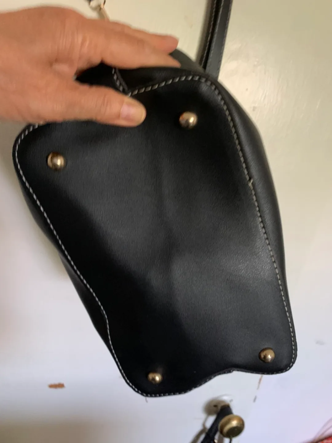 Black bucket bag with shoulder strap image indicator(3)