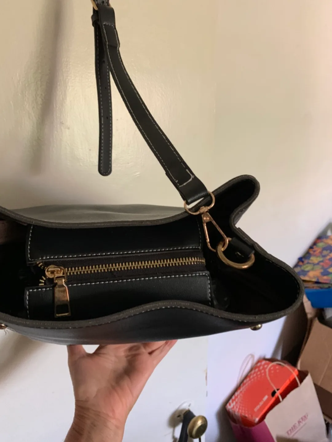 Black bucket bag with shoulder strap image indicator(4)