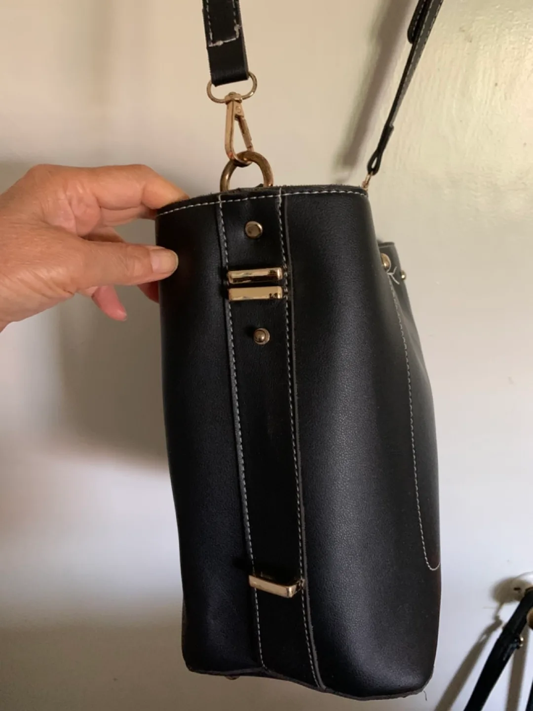 Black bucket bag with shoulder strap image indicator(2)