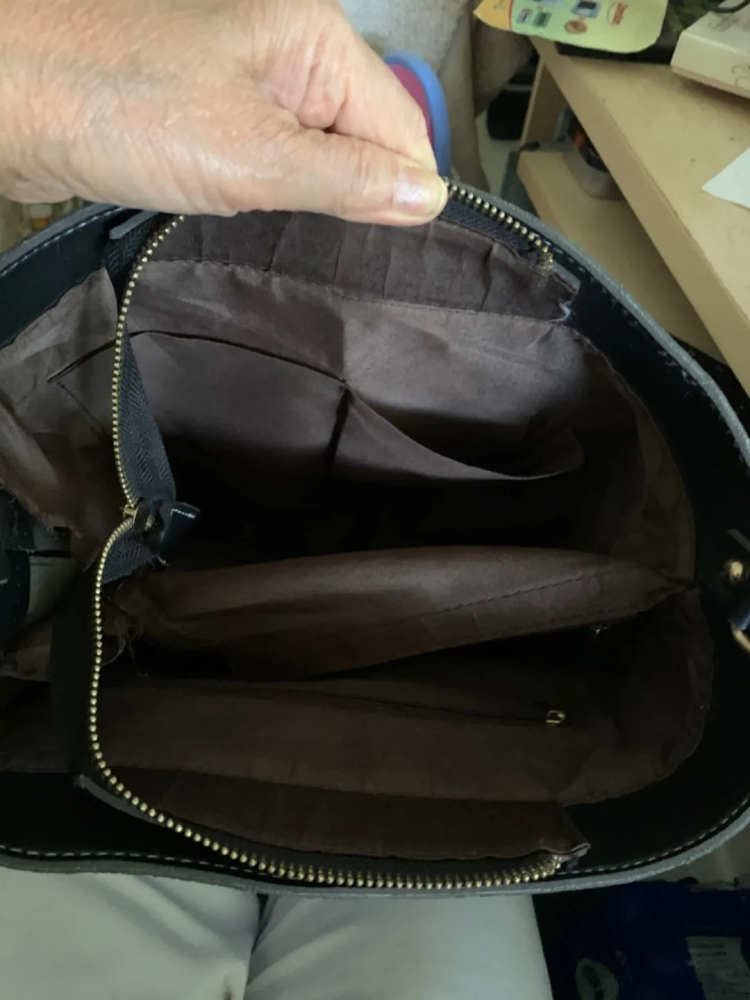 Black bucket bag with shoulder strap image indicator(5)