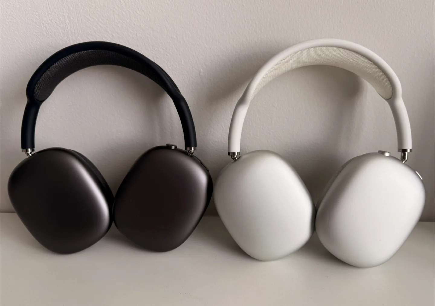 AirPods Max (Space Black + Silver) thumbnail