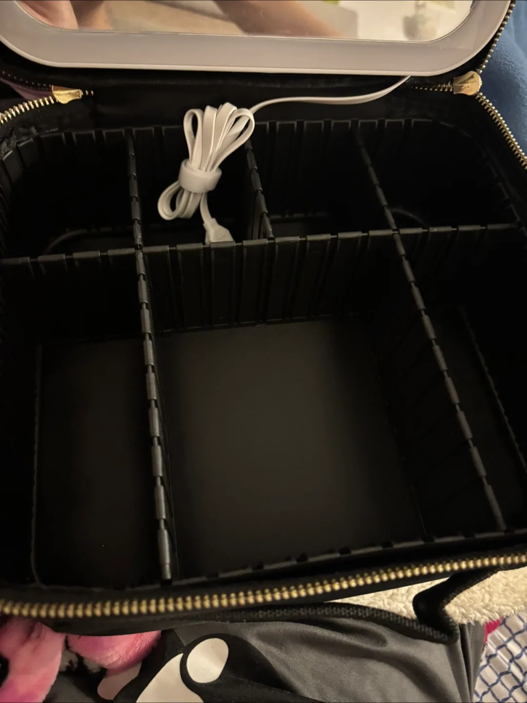 LED Lighted Travel Makeup Case image indicator(6)