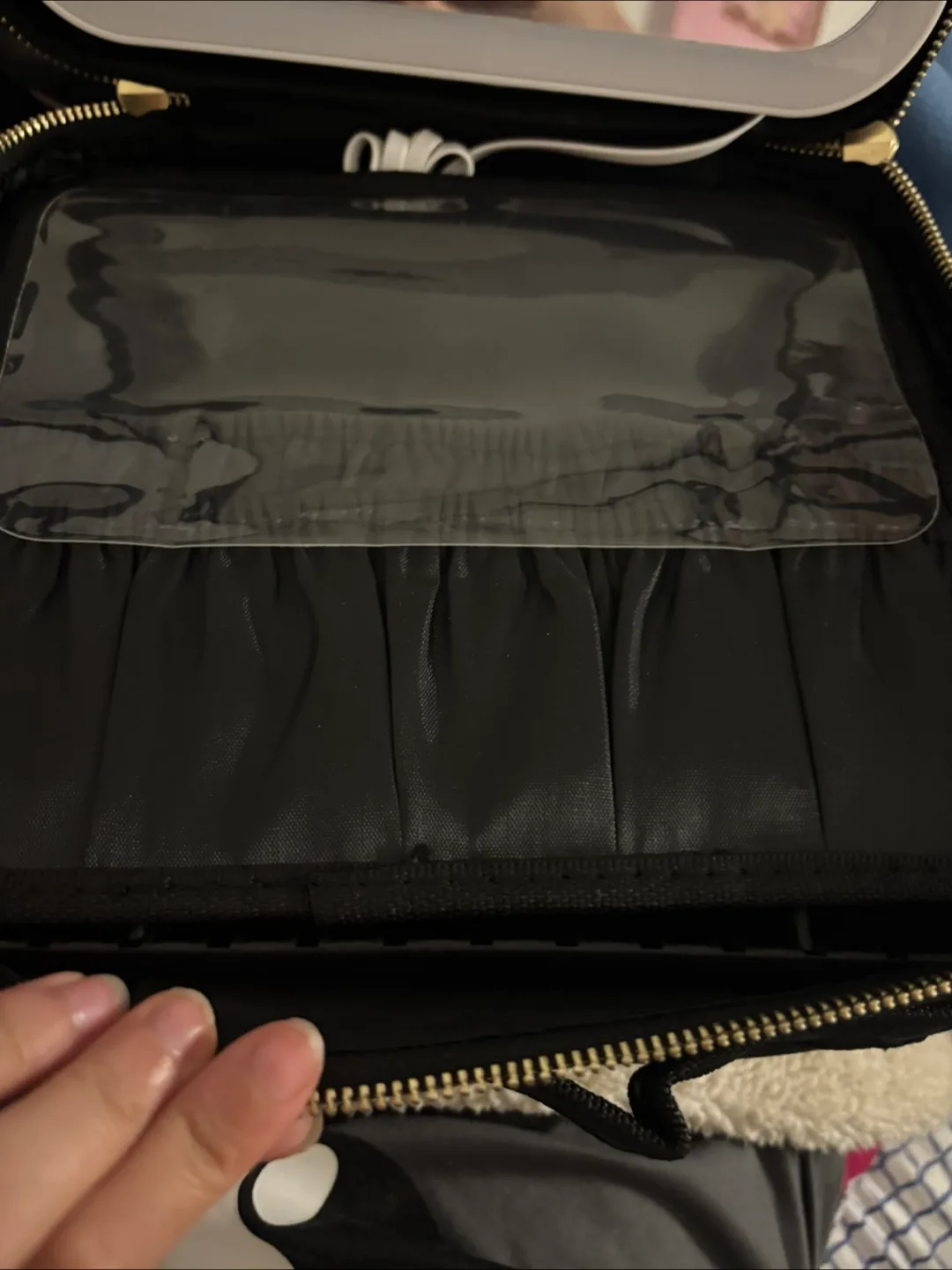 LED Lighted Travel Makeup Case image indicator(7)