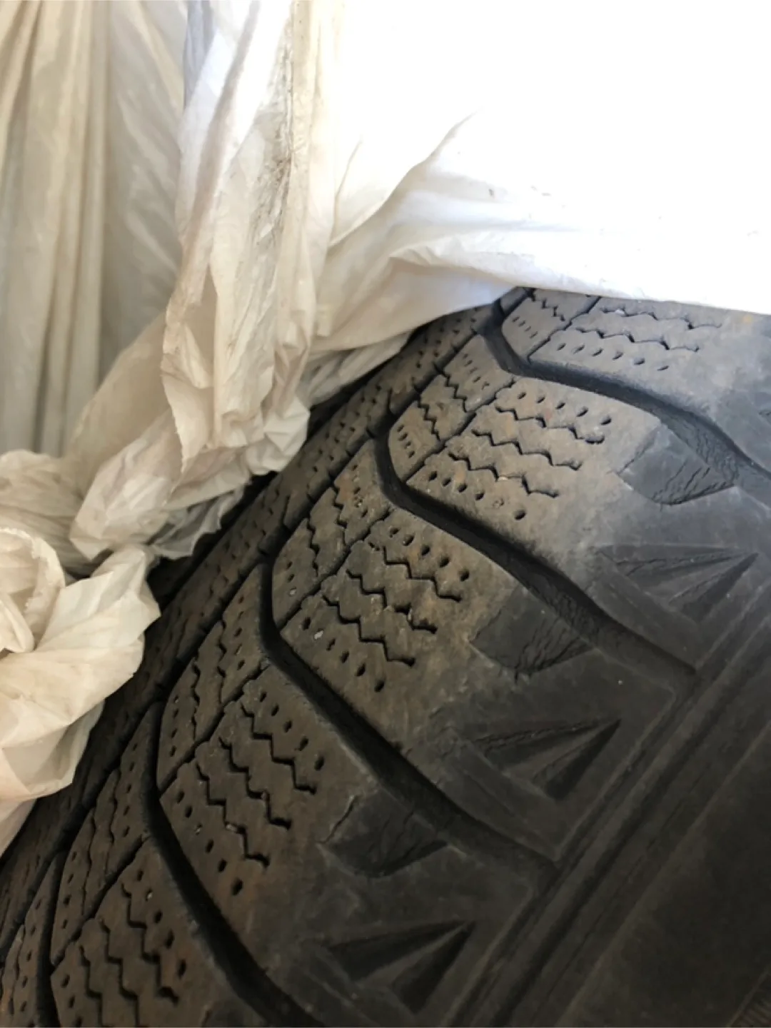 Set of 4 Michelin X-Ice Winter Tire 235/70 R16 with Rim 5x114.3 image indicator(2)