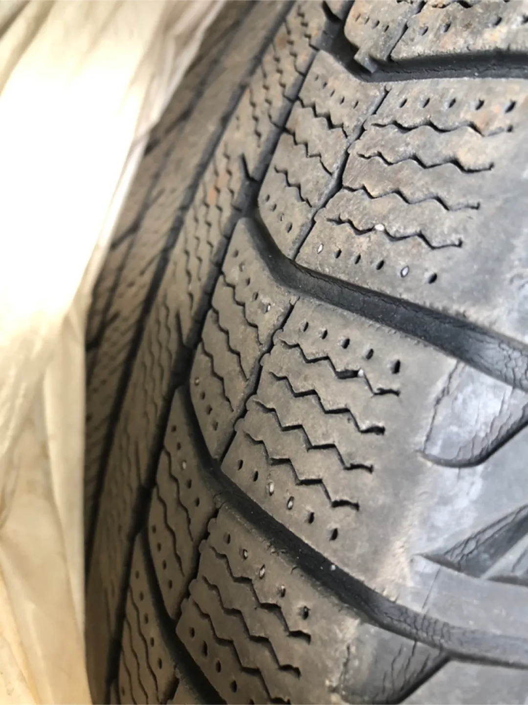 Set of 4 Michelin X-Ice Winter Tire 235/70 R16 with Rim 5x114.3 image indicator(3)