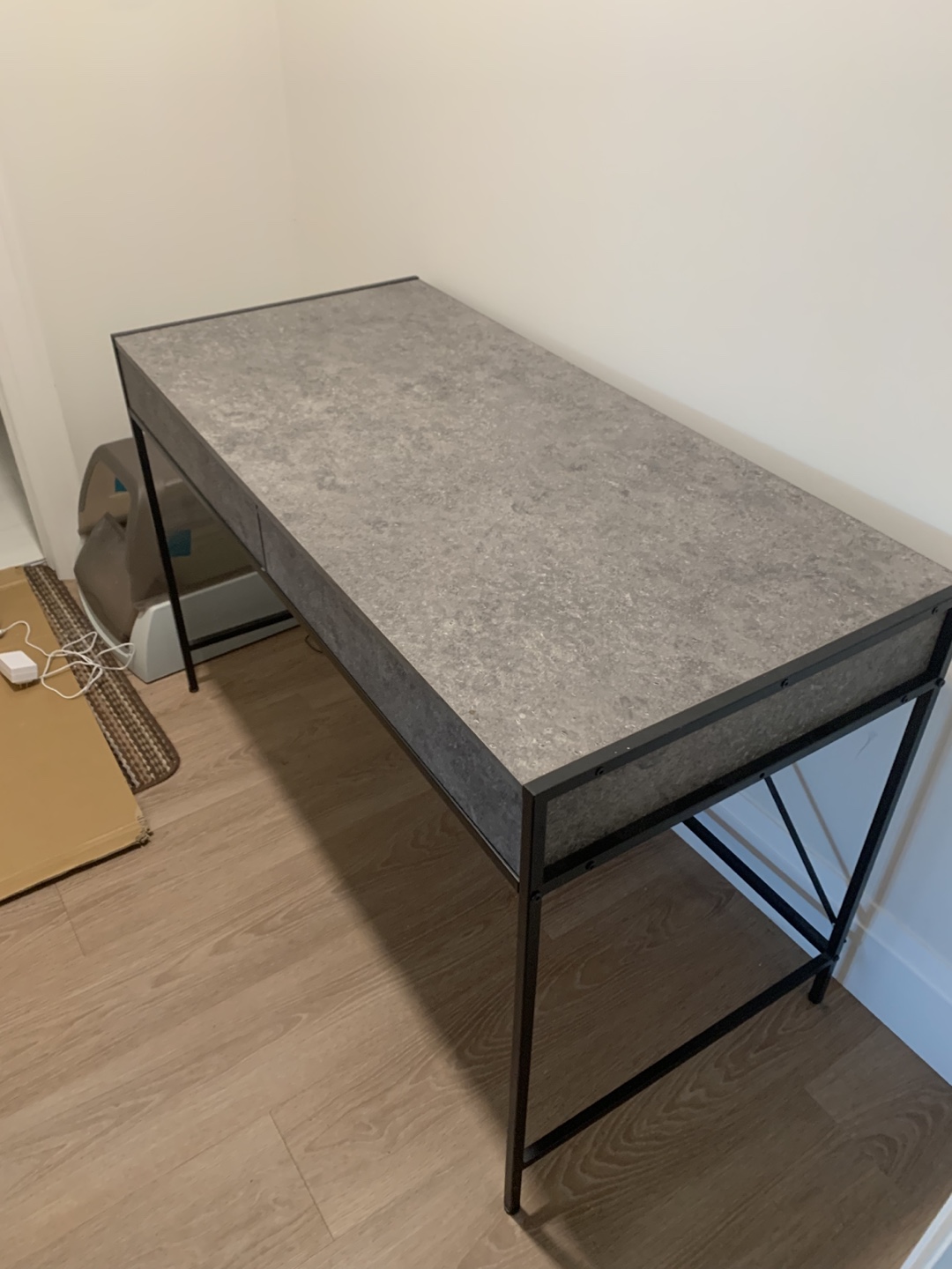 Desk - photo 2