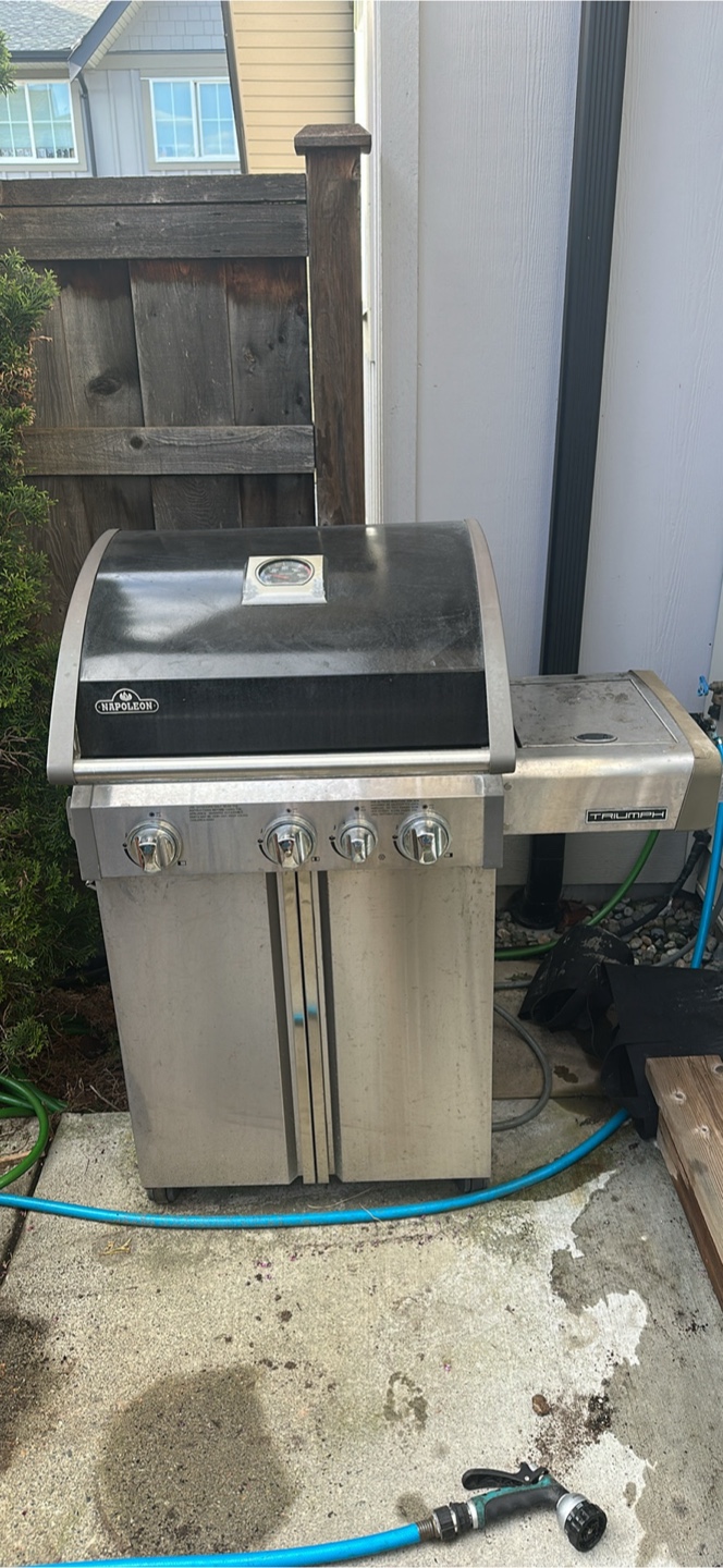 Used Napoleon Barbecue: Natural gas