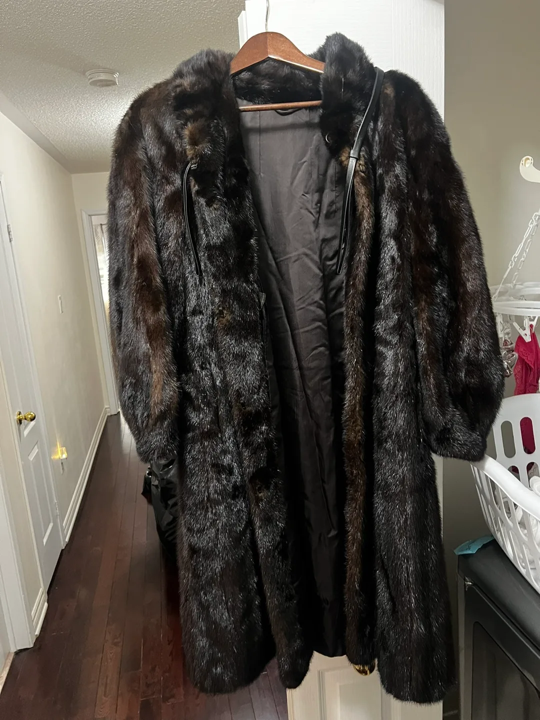 Gorgeous Vintage Grosvenor Mink Fur Coat image indicator(2)