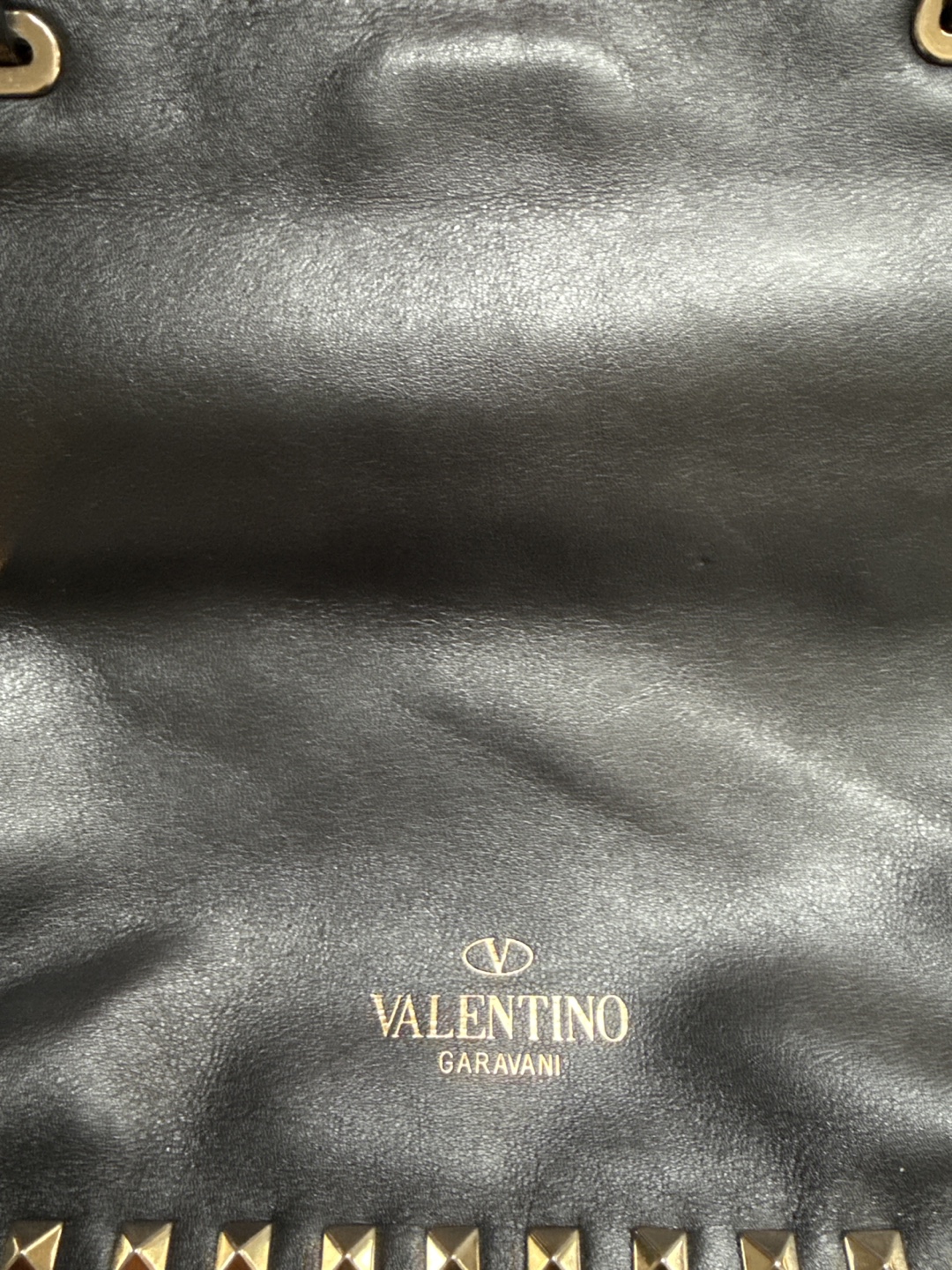 Authentic Valentino Garavani Black Leather Studded Tote Bag - photo 3