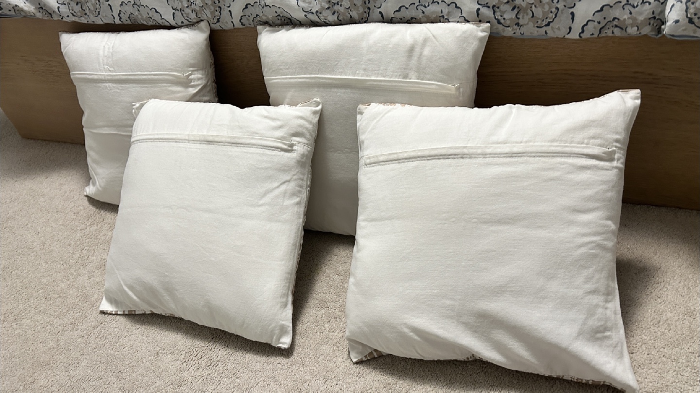 Set of four decorative throw pillows - photo 2